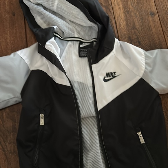 Nike - light rain jacket - 4T - Picture 2 of 2